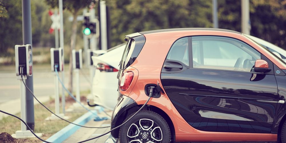 Crescimento na venda de carros elétricos reforça a importância do seguro automóvel